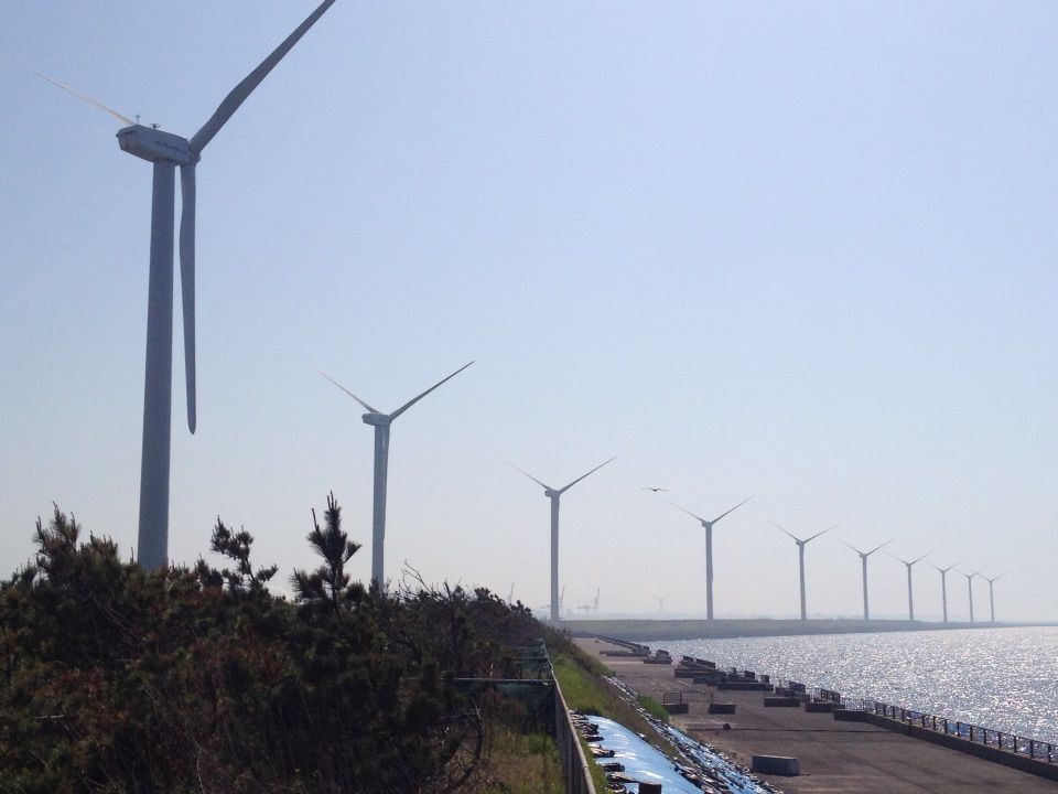 海岸に並ぶでっかい風車 圧倒的なスケールの 響灘風力発電施設 北九州 九州 旅行 観光情報なら 九州旅行ナビ 海岸に並ぶでっかい風車 圧倒的なスケールの 響灘風力発電施設 北九州 九州 旅行 観光情報なら 九州旅行ナビ