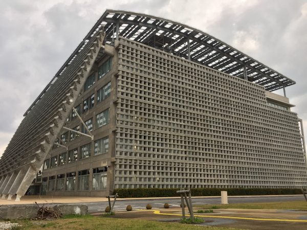 太陽光パネルに覆われた 糸満市役所 ユニークな官公庁舎めぐり その1 沖縄 九州 旅行 観光情報なら 九州旅行ナビ 太陽光パネルに覆われた 糸満市役所 ユニークな官公庁舎めぐり その1 沖縄 九州 旅行 観光情報なら 九州旅行ナビ